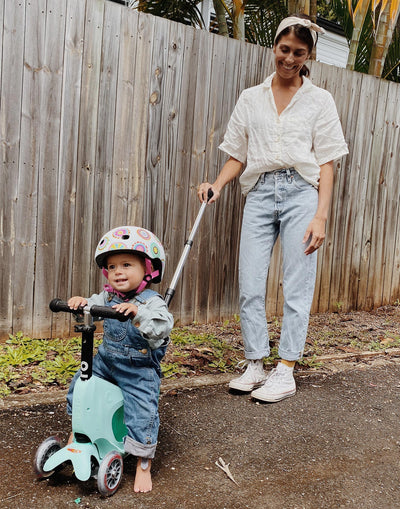 mum pushing little girl on a aqua mini2go deluxe ride on scooter