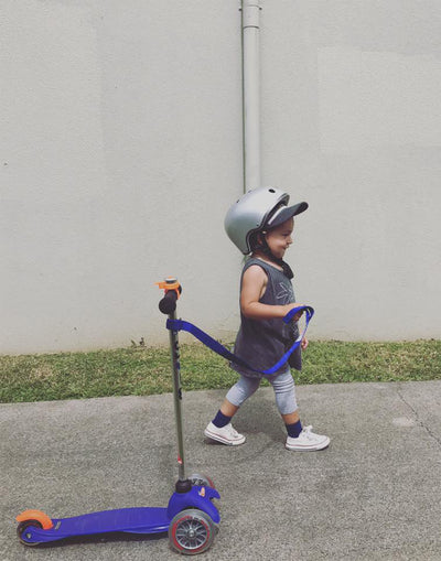 toddler pulling his scooter using a scoot n pull